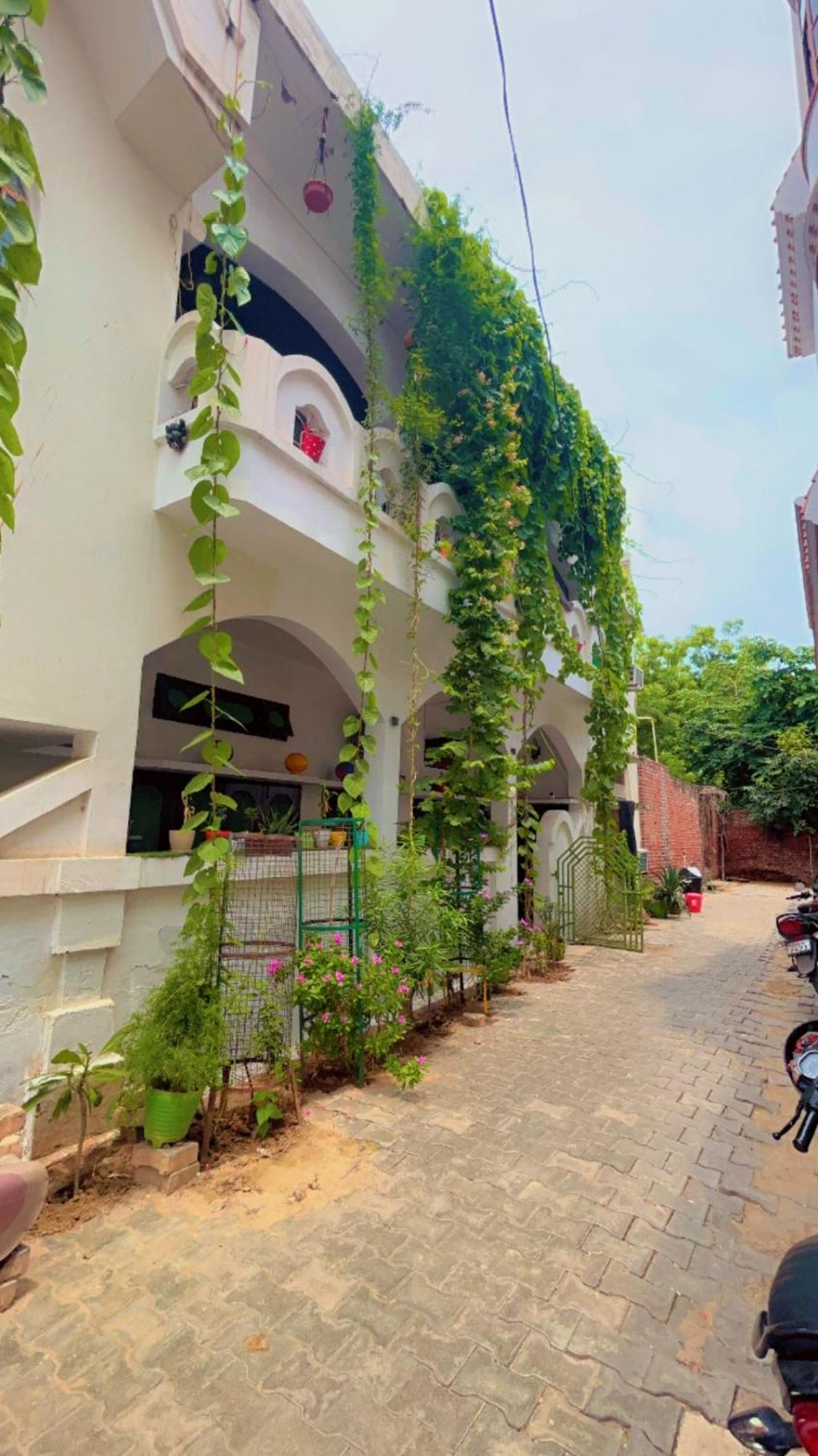 Manavi Home Stay Mathura Exterior photo